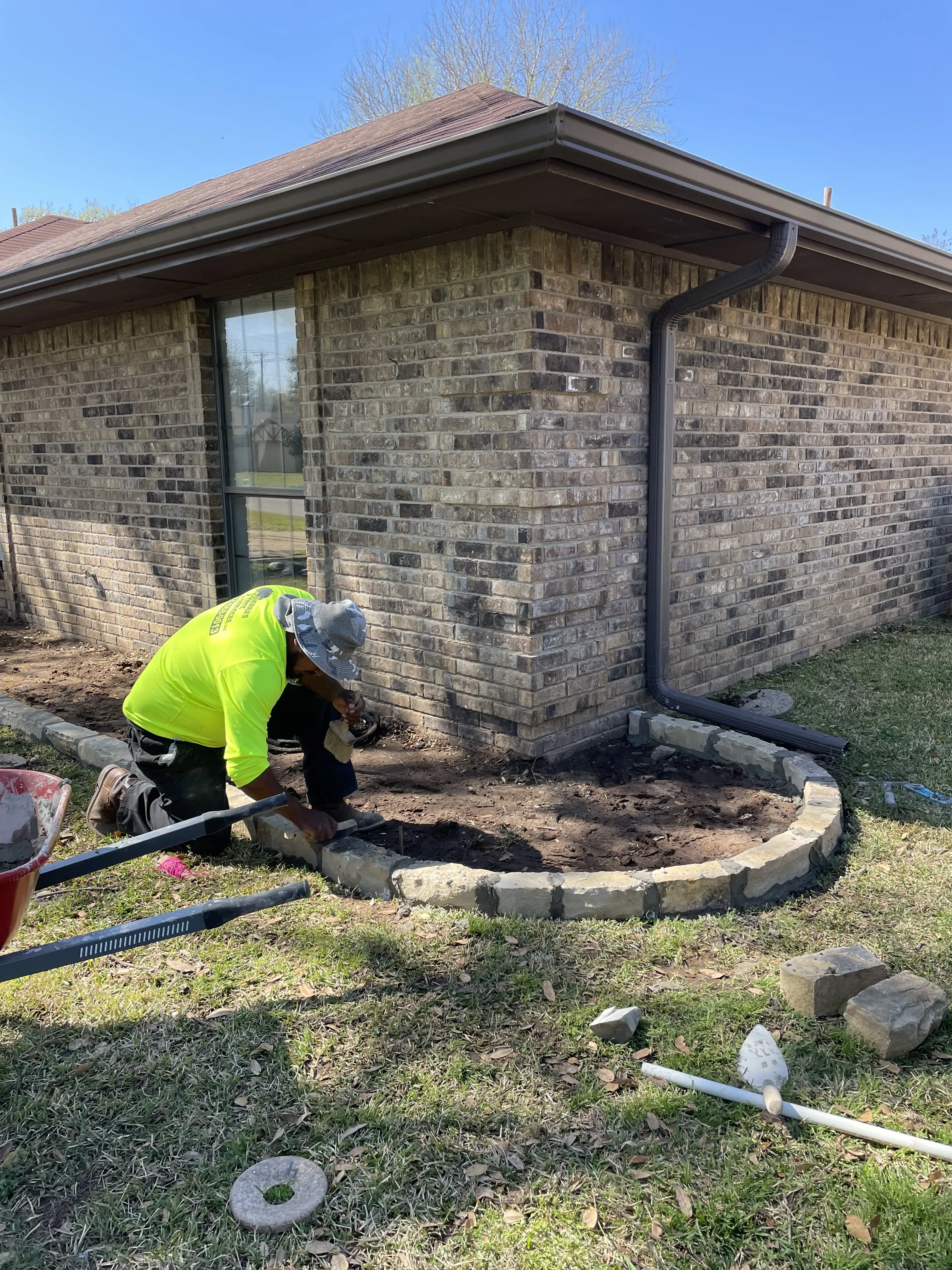 Sierra's Tree Services setting up new flower bed in Grapevine, TX